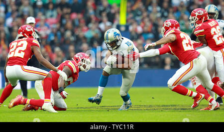 Ball carrier Detroit Lions Wide Receiver Golden Tate während eines Internationalen NFL-Spiel gegen die Detroit Lions und die Kansas City Chiefs im Wembley-Stadion in London vom 1. November 2015. Foto von Sean Dempsey/UPI. Stockfoto