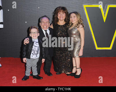 Englisch Schauspieler Warwick Davis, seine Frau Samantha Davis und Ihre Kinder besuchen die Europäische Premiere von "Star Wars - Die Kraft, weckt "Empire Leicester Square in London am 16. Dezember 2015. Foto von Paul Treadway/UPI Stockfoto