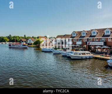 Vermietung Boote entlang der Kais Position auf dem Fluss Bure in Wroxham, einem kleinen Dorf im Herzen der Norfolk Broads Stockfoto