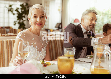 Im Alter von Paar Gefühl glücklich feiern Hochzeit mit Familie Stockfoto