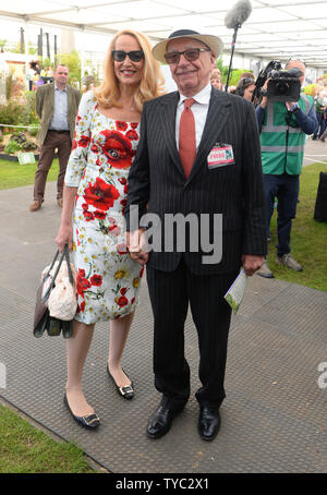 Amerikanische Verleger Rupert Murdoch und Modell Jerry Hall an der Chelsea Flower Show im Royal Hospital in London am 23. Mai 2016. Foto von Rune Hellestad/UPI Stockfoto