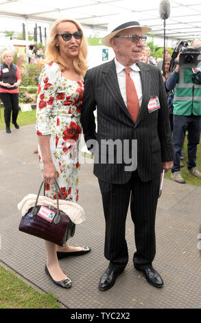 Amerikanische Verleger Rupert Murdoch und Modell Jerry Hall an der Chelsea Flower Show im Royal Hospital in London am 23. Mai 2016. Foto von Rune Hellestad/UPI Stockfoto