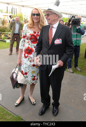 Amerikanische Verleger Rupert Murdoch und Modell Jerry Hall an der Chelsea Flower Show im Royal Hospital in London am 23. Mai 2016. Foto von Rune Hellestad/UPI Stockfoto