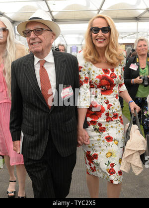 Amerikanische Verleger Rupert Murdoch und Modell Jerry Hall an der Chelsea Flower Show im Royal Hospital in London am 23. Mai 2016. Foto von Rune Hellestad/UPI Stockfoto