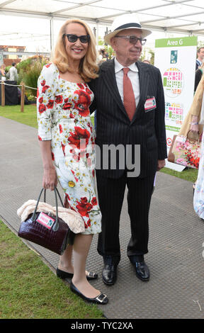 Amerikanische Verleger Rupert Murdoch und Modell Jerry Hall an der Chelsea Flower Show im Royal Hospital in London am 23. Mai 2016. Foto von Rune Hellestad/UPI Stockfoto