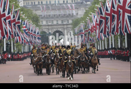 Die Household Cavalry Fahrt entlang der Mall während des jährlichen "die Farbe" in diesem Jahr der Königin 90. Geburtstag feiern in der Mall in London, 11. Juni 2016 zu feiern. Die Zeremonie ist Königin Elizabeth 11. jährlichen Geburtstag Parade und stammt aus der Zeit von König Karl 11. Foto von Hugo Philpott/UPI Stockfoto