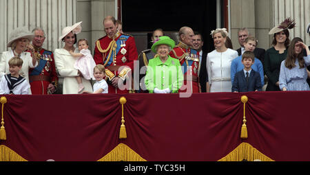 Katharina, Herzogin von Cambridge, Prinzessin Charlotte, Prince George, Prinz Harry, Wilhelm Herzog von Cambridge, Ihrer Majestät der Königin, Herzog von Edinburgh, Sophie Gräfin von Wessex, Andrew, Herzog von York und Prinzessin Eugenie beobachten Sie den Flypast vom Balkon des Buckingham Palace an der jährlichen "die Farbe 'Queen's 90. Geburtstag feiern in der Mall in London, 11. Juni 2016 zu feiern. Die Zeremonie ist Königin Elizabeth 11. jährlichen Geburtstag Parade und stammt aus der Zeit von König Karl 11. Foto von Hugo Philpott/UPI Stockfoto