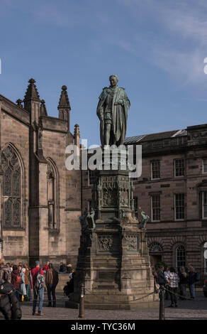 Die queensberry Memorial Statue mit Blick auf West Parliament Square an der Royal Mile in Edinburgh, Schottland, Großbritannien Stockfoto