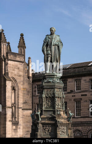 Die queensberry Memorial Statue mit Blick auf West Parliament Square an der Royal Mile in Edinburgh, Schottland, Großbritannien Stockfoto