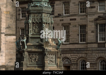 Die queensberry Memorial Statue mit Blick auf West Parliament Square an der Royal Mile in Edinburgh, Schottland, Großbritannien Stockfoto