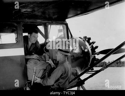 Foto: Bezirk Ranger Jack Valentine; Umfang und Inhalt: Original Bildunterschrift: #400352 ist fast identisch mit der 400351. Stockfoto