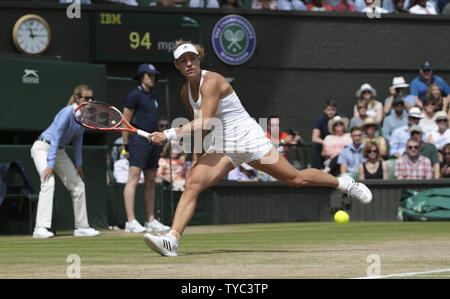 Deutsche Angelique Kerber gibt den Ball in ihrer Frauen Halbfinale Spiel gegen die Amerikanerin Venus Williams in Wimbledon Championships 2016 in Wimbledon, London Juli 07, 2016. Foto von Hugo Philpott/UPI Stockfoto