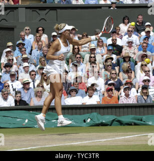 Deutsche Angelique Kerber gibt den Ball in ihrer Frauen Halbfinale Spiel gegen die Amerikanerin Venus Williams in Wimbledon Championships 2016 in Wimbledon, London Juli 07, 2016. Foto von Hugo Philpott/UPI Stockfoto