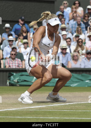 Deutsche Angelique Kerber gibt den Ball in ihrer Frauen Halbfinale Spiel gegen die Amerikanerin Venus Williams in Wimbledon Championships 2016 in Wimbledon, London Juli 07, 2016. Foto von Hugo Philpott/UPI Stockfoto