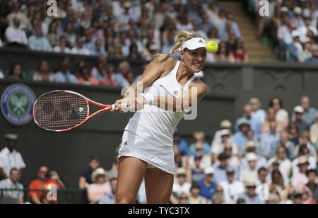 Deutsche Angelique Kerber gibt den Ball in ihrer Frauen Halbfinale Spiel gegen die Amerikanerin Venus Williams in Wimbledon Championships 2016 in Wimbledon, London Juli 07, 2016. Foto von Hugo Philpott/UPI Stockfoto