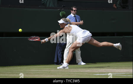 Deutsche Angelique Kerber gibt den Ball in ihrer Frauen Halbfinale Spiel gegen die Amerikanerin Venus Williams in Wimbledon Championships 2016 in Wimbledon, London Juli 07, 2016. Foto von Hugo Philpott/UPI Stockfoto