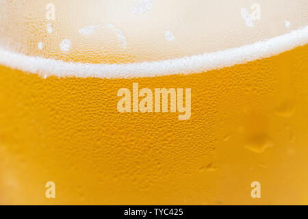 Nahaufnahme von einem kalten Bier Glas mit Kondensation Tropfen auf der Oberfläche, und dünne weiße Schicht Schaum Stockfoto