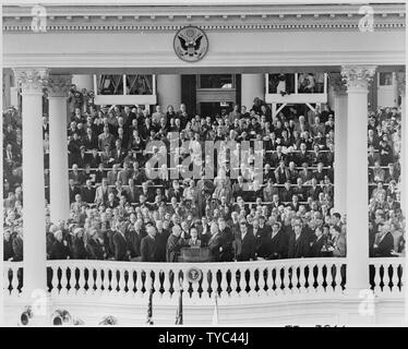 Foto von Dwight D. Eisenhower den Amtseid als Präsident der Vereinigten Staaten von Chief Justice Fred Vinson, als Präsident Truman und andere Würdenträger. Stockfoto