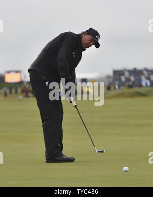 Amerikanischer Golfspieler Phil Mickelson Schläge auf dem 18 grün am 145 Open Golf Championship in Troon, Schottland, 15. Juli 2016. Foto von Hugo Philpott/UPI Stockfoto