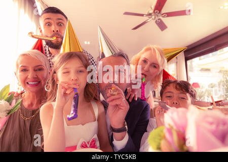 Geburtstag girl Gefühl wirklich glücklich feiern Geburtstag mit Familie Stockfoto