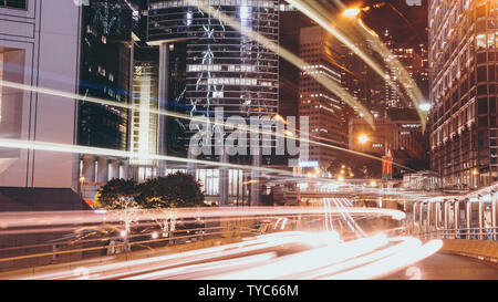 Ampel Spuren hetzen durch die Zentral- & Admiralty Bezirk im Herzen von Hong Kong's Business Areas in der Nacht. Stockfoto