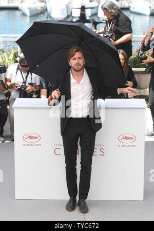 Schwedische Regisseur Ruben Østlund nimmt ein Foto für den Platz während der 70 Cannes Film Festival in Cannes am 20. Mai 2017. Foto von Rune Hellestad/UPI Stockfoto