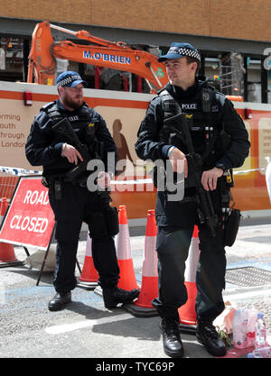 Bewaffnete Polizisten stehen von einem Kordon in der Nähe der London Bridge in London am 4. Juni 2017. Letzte Nacht drei Terroristen sieben Menschen getoetet und verletzte 48 Menschen nach der Fahrt einen Van auf Fußgänger und begeht einen rasenden Messer atack im nahegelegenen Borough Market. Polizei Forensik Offiziere weiterhin für Beweise im Bereich und in großen Teilen von London zu sehen bleiben gesperrt. UPI Foto/Hugo Philpott Stockfoto