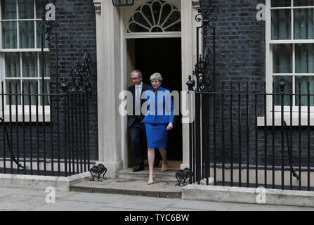 Der britische Premierminister Theresa May und ihr Ehemann Philip verlassen Nr. 10 Downing St. für ein Publikum mit Ihrer Majestät der Königin, am 9. Juni 2017 zu bitten, eine neue Regierung zu bilden. Chef der konservativen Theresa May war gezwungen, eine Koalition mit der Democratic Unionist Party zu bilden eine Mehrheit im Parlament zu haben. Foto von Hugo Philpott/UPI Stockfoto