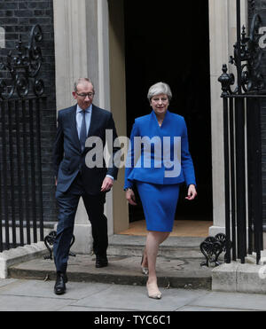 Der britische Premierminister Theresa May und ihr Ehemann Philip verlassen Nr. 10 Downing St. für ein Publikum mit Ihrer Majestät der Königin, am 9. Juni 2017 zu bitten, eine neue Regierung zu bilden. Chef der konservativen Theresa May war gezwungen, eine Koalition mit der Democratic Unionist Party zu bilden eine Mehrheit im Parlament zu haben. Foto von Hugo Philpott/UPI Stockfoto