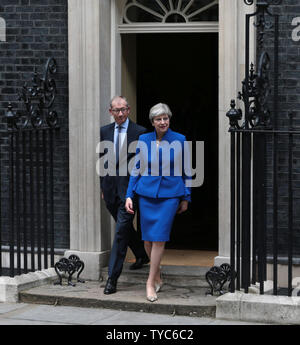 Der britische Premierminister Theresa May und ihr Ehemann Philip verlassen Nr. 10 Downing St. für ein Publikum mit Ihrer Majestät der Königin, am 9. Juni 2017 zu bitten, eine neue Regierung zu bilden. Chef der konservativen Theresa May war gezwungen, eine Koalition mit der Democratic Unionist Party zu bilden eine Mehrheit im Parlament zu haben. Foto von Hugo Philpott/UPI Stockfoto