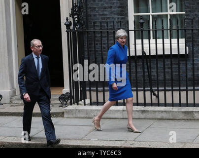 Der britische Premierminister Theresa May und ihr Ehemann Philip verlassen Nr. 10 Downing St. für ein Publikum mit Ihrer Majestät der Königin, am 9. Juni 2017 zu bitten, eine neue Regierung zu bilden. Chef der konservativen Theresa May war gezwungen, eine Koalition mit der Democratic Unionist Party zu bilden eine Mehrheit im Parlament zu haben. Foto von Hugo Philpott/UPI Stockfoto