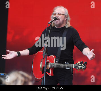 Amerikanische Sänger Barry Gibb führt auf dem Glastonbury Festival am 25. Juni in Somerset, England 2017. Foto von Rune Hellestad/UPI Stockfoto