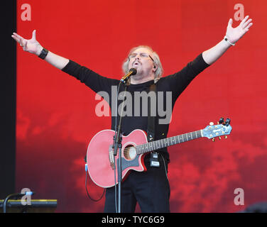 Amerikanische Sänger Barry Gibb führt auf dem Glastonbury Festival am 25. Juni in Somerset, England 2017. Foto von Rune Hellestad/UPI Stockfoto