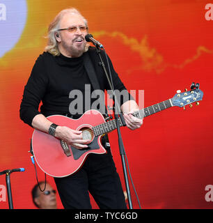 Amerikanische Sänger Barry Gibb führt auf dem Glastonbury Festival am 25. Juni in Somerset, England 2017. Foto von Rune Hellestad/UPI Stockfoto