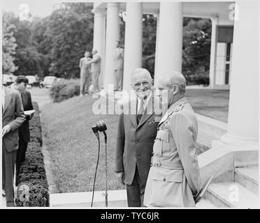 Foto von Feldmarschall Viscount Montgomery von Alamein (Bernard Montgomery), der Chef der Kaiserlichen Generalstab, im Gespräch mit der Presse im Weißen Haus, als Präsident Truman auf aussieht. Stockfoto