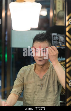 Traditionelle chinesische Schauspieler gilt, Make-up, bevor eine Leistung in einem chinesischen Theater. In Chengdu, Sichuan, China fotografiert. Stockfoto