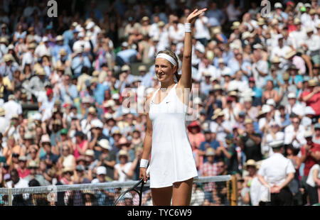 Belarus Victoria Azarenka feiert Sieg in ihrem Match gegen Großbritanniens Heather Watson an Tag 5 der 2017 Wimbledon Championships, London am Juli 07, 2017. Foto von Hugo Philpott/UPI. Stockfoto