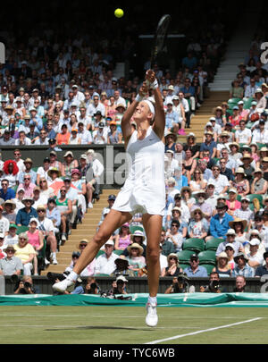 Belarus Victoria Azarenka liefert in ihrem Match gegen Großbritanniens Heather Watson an Tag 5 der 2017 Wimbledon Championships, London am Juli 07, 2017. Foto von Hugo Philpott/UPI. Stockfoto