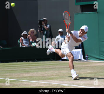 Japans Kei Nishikori liefert in seinem Match gegen Spaniens Roberto Bautista Agut an Tag 5 der 2017 Wimbledon Championships, London am Juli 07, 2017. Foto von Hugo Philpott/UPI. Stockfoto