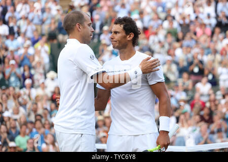 Der Spanier Rafael Nadal ist in der Niederlage mit dem Luxemburger Gilles Muller am Tag Sieben der 2017 Wimbledon Championships getröstet, London Am 10. Juli 2017. Foto von Hugo Philpott/UPI. Stockfoto