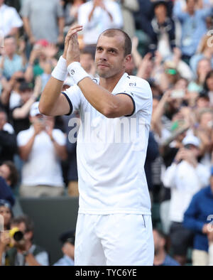 Der Luxemburger Gilles Muller feiert Sieg über Rafael Nadal am Tag Sieben der 2017 Wimbledon Championships, London Am 10. Juli 2017. Foto von Hugo Philpott/UPI. Stockfoto