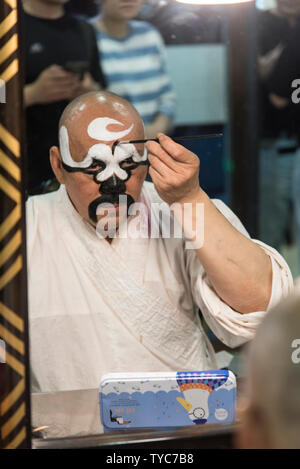 Traditionelle chinesische Schauspieler gilt, Make-up, bevor eine Leistung in einem chinesischen Theater. In Chengdu, Sichuan, China fotografiert. Stockfoto