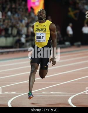 Jamaikas Usain Bolt läuft durch nach amerikanischen Justin Gatlin der Männer 100 m am 2017 IAAF Leichtathletik WM im Olympischen Stadion, London gewann am 5. August 2017. Gatlin gewann in einer Zeit von 9,92 Sekunden und die Schraube im dritten Platz beendete. Die Schraube sich zurückzieht. Foto von Hugo Philpott/UPI Stockfoto