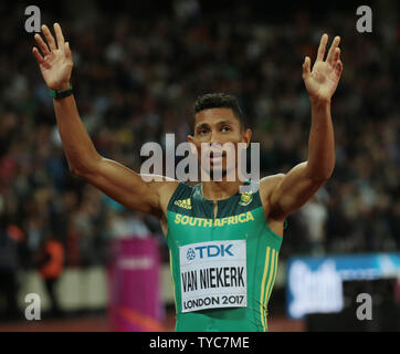 Südafrikanische Wayde Van Niekerk feiert den Gewinn der Männer 400 m-Finale bei den 2017 IAAF Leichtathletik WM im Olympischen Stadion, London am August 08, 2017. Van Niekerk gewann in einer Zeit von 43,98 Sekunden. Foto von Hugo Philpott/UPI Stockfoto