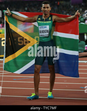Südafrikanische Wayde Van Niekerk feiert den Gewinn der Männer 400 m-Finale bei den 2017 IAAF Leichtathletik WM im Olympischen Stadion, London am August 08, 2017. Van Niekerk gewann in einer Zeit von 43,98 Sekunden. Foto von Hugo Philpott/UPI Stockfoto