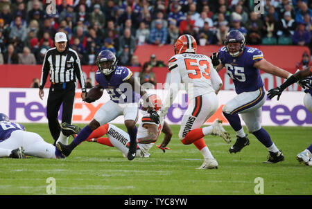 Minnesota Vikings zurück laufen Jerrick Mckinnon läuft mit dem Fußball in der NFL International Series Match gegen die Cleveland Browns in Twickenham Stadium, London Am 29. Oktober 2017. Die Minnesota Vikings schlagen die Cleveland Browns 33 - 16. Foto von Hugo Philpott/UPI Stockfoto