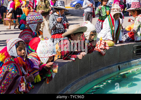 Kinder in traditioneller Kleidung Protest für das Recht auf angemessene Wohnung, Bildung und Gesundheitsfürsorge, Cusco, Peru, Südamerika, Stockfoto