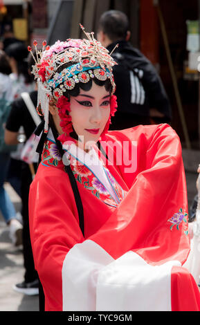 Schauspielerin mit Make-up und Traditionelle Chinesische Oper Kopfschmuck. In Chengdu, Sichuan, China fotografiert. Stockfoto