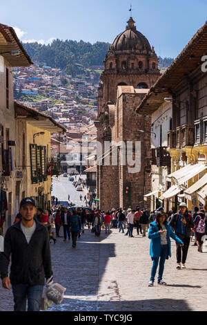 Blick entlang der Calle Marquez in Richtung Plaza de Armas in Cusco, Peru, Südamerika, Stockfoto