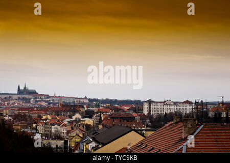 Aussicht auf Prag und die Burg von der Burg Vysehrad Stockfoto